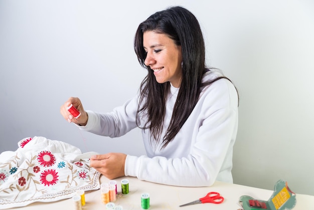 Zadowoleni użytkownicy trzymający hafty